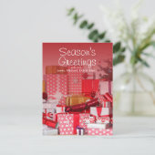 テーブルの上に大きなプレゼントの山 ポストカード (スタンド正面)