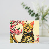 テーブルの上に座っているベンガル猫 ポストカード (スタンド正面)