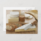 テーブルの上に様々なチーズとパン ポストカード (正面/裏面)