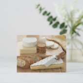 テーブルの上に様々なチーズとパン ポストカード (スタンド正面)