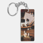 テーブルの上の母猫と子猫 キーホルダー (正面左)