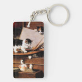 テーブルの上の母猫と子猫 キーホルダー (裏面)