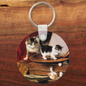 テーブルの上の母猫と子猫 キーホルダー (正面)