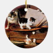 テーブルの上の母猫と子猫 セラミックオーナメント (裏面)