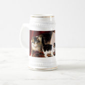 テーブルの上の母猫と子猫 ビールジョッキ (正面左)
