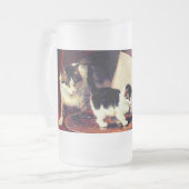 テーブルの上の母猫と子猫 フロストグラスビールジョッキ (正面左)