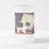 テーブルの上の母猫と子猫 フロストグラスビールジョッキ (中央)