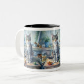 テーブルの上の猫 ツートーンマグカップ (正面左)