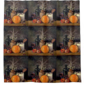 テーブルの上の秋の装飾、かぼちゃ、果物、飲み物 シャワーカーテン (正面)