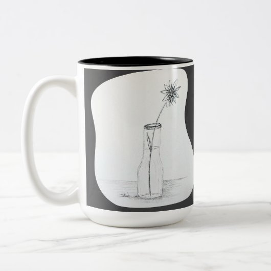 テーブルの上の1本の花が描かれた手描きの花瓶 ツートーンマグカップ (左)