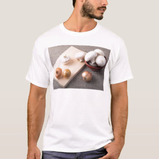 テーブルの未加工シャンピニオンのきのこそしてタマネギ Tシャツ