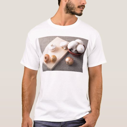 テーブルの未加工シャンピニオンのきのこそしてタマネギ Tシャツ (正面)