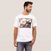 テーブルの未加工シャンピニオンのきのこそしてタマネギ Tシャツ (正面フル)