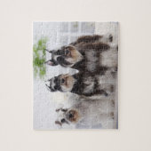 テーブルの端に立っているミニチュアシュナウザー ジグソーパズル (縦)