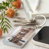 テーブルの虎猫の子ネコ キーホルダー (正面右)