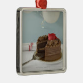 テーブルの行方不明の切れが付いているチョコレートケーキ、 メタルオーナメント (右)