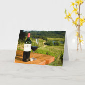 テーブルの赤ワインそしてガラスのボトル カード (黄色い花)