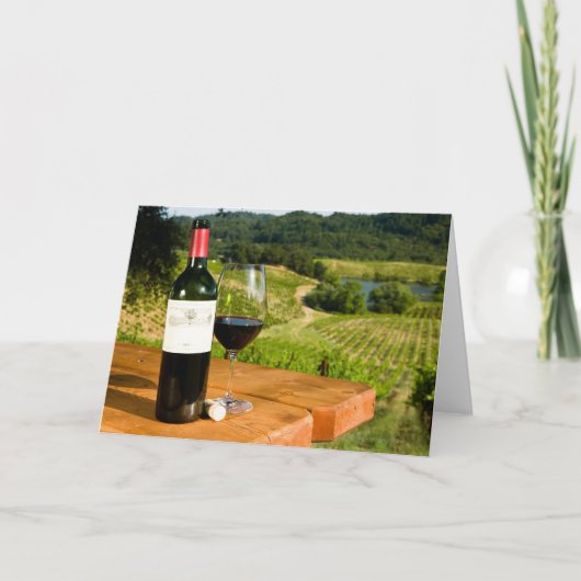 テーブルの赤ワインそしてガラスのボトル カード (正面)