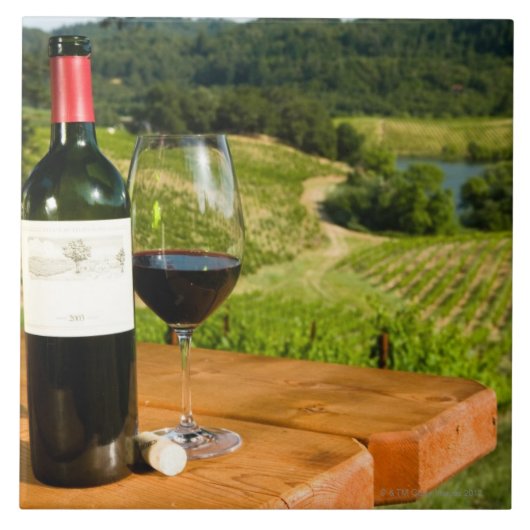 テーブルの赤ワインそしてガラスのボトル タイル (正面)