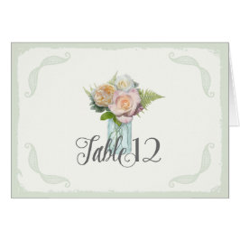 テーブルはヴィンテージに素朴な花のメーソンジャーと番号を付けます