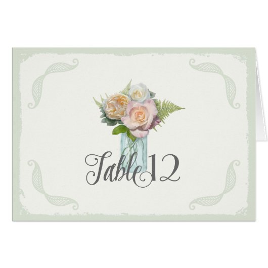 テーブルはヴィンテージに素朴な花のメーソンジャーと番号を付けます (正面横)