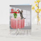 テーブルカードに赤いチューリップをつけた誕生日猫 カード (黄色い花)