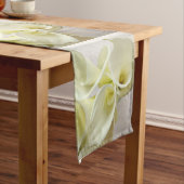 テーブルランナーの上から白いカラーユリ ショートテーブルランナー (インサイチュ)