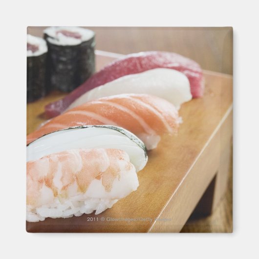 テーブル上の寿司のクローズアップ マグネット (正面)