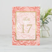 テーブル番号コーラルピンクダマスク任意の色 招待状 (スタンド正面)