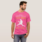 テーブル10歳の老人を決して遊軽く見ない Tシャツ (正面フル)