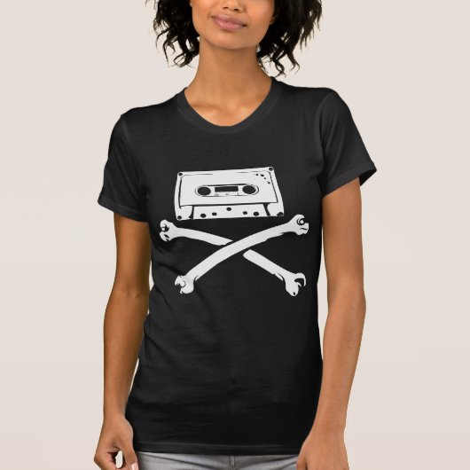 テープ及び骨が交差した図形音楽海賊海賊行為の家の収録 Tシャツ (正面)