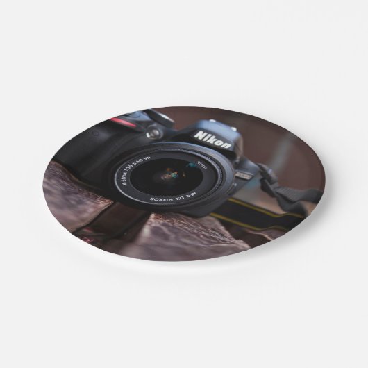 テーマカメラ上Oで保たれるカメラの写真 ペーパープレート (アングル)