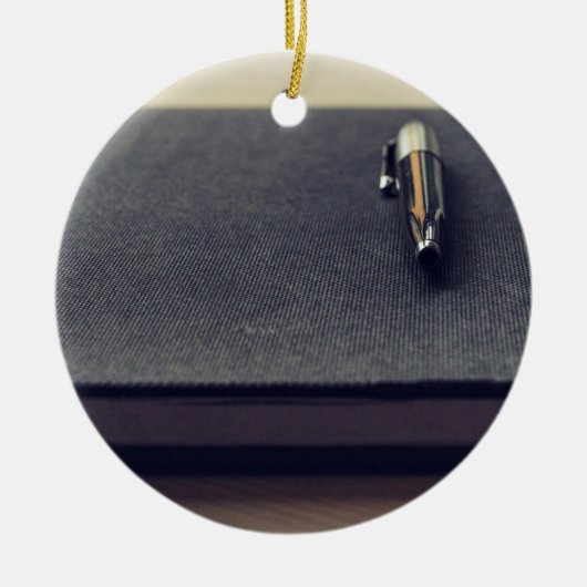 テーマジャーナルは黒いBoで万年筆休みます セラミックオーナメント (正面)