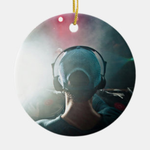 テーマDjターンテーブルが付いているDjブースの後ろの眺め セラミックオーナメント