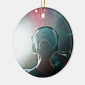 テーマDjターンテーブルが付いているDjブースの後ろの眺め セラミックオーナメント (左)