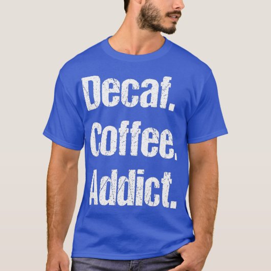 デおもしろいカフコーヒーことわざプンデカフェイン Tシャツ (正面)