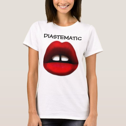 ディアステマティックな、歯に隙間がある女の子のTシャツ Tシャツ (正面)