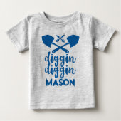 ディギンパーソナライズされたディギンブルーとグレー ベビーTシャツ (正面)