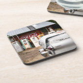 ディクソン、ニューメキシコ、米国。 ヴィンテージ車 コースター (左側)