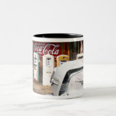 ディクソン、ニューメキシコ、米国。 ヴィンテージ車 ツートーンマグカップ (中央)