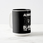 ディスクゴルフは常に木を非難 ツートーンマグカップ (正面左)