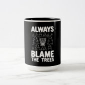 ディスクゴルフは常に木を非難 ツートーンマグカップ (中央)
