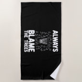 ディスクゴルフは常に木を非難 ビーチタオル (正面)