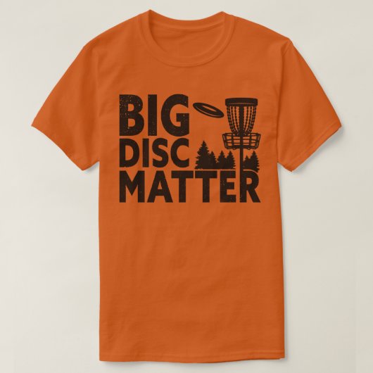 ディスクゴルフスポーツフリスビー選手飛んでいるディスク Tシャツ (デザイン正面)