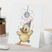 ディスコボール下のダクリング踊りと紙吹雪 台座サイン (インサイチュ)