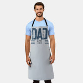 ディストressed Dad Flipping Genius 設立年 青灰色 エプロン (着用した状態)