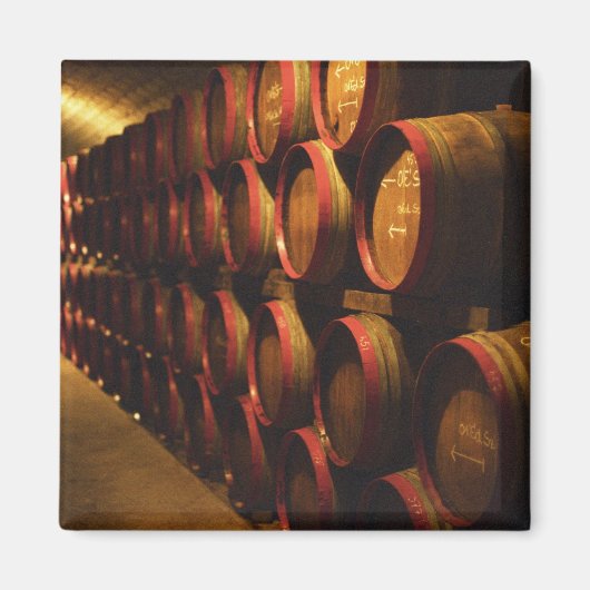 ディスノコに積み上げられたトカジ酒の樽 マグネット (正面)