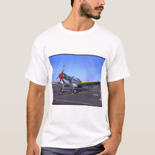 ディスプレイ上のP40、Front_WWII飛行機 Tシャツ