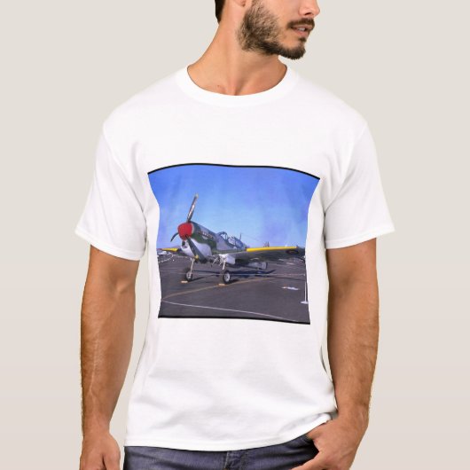 ディスプレイ上のP40、Front_WWII飛行機 Tシャツ (正面)