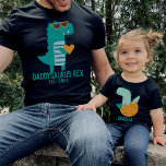 ディノクールダディサウルスレックスニューパパの父の日 Tシャツ<br><div class="desc">サングラスに文字デザインハート、父の日の贈り物、誕生日、またはクリスマスの贈り物を保持してティール（緑がかった色）Tレックスとカスタマイズ可能。私のコレクション"パパと私のデザイン"で一致する子供の恐竜のシャツを見つける。</div>